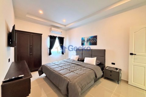 House in Pattaya, Thailand 6 bedrooms № 195938 - photo 17