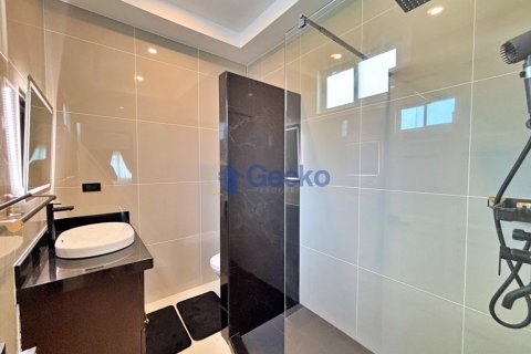 House in Pattaya, Thailand 6 bedrooms № 195938 - photo 14