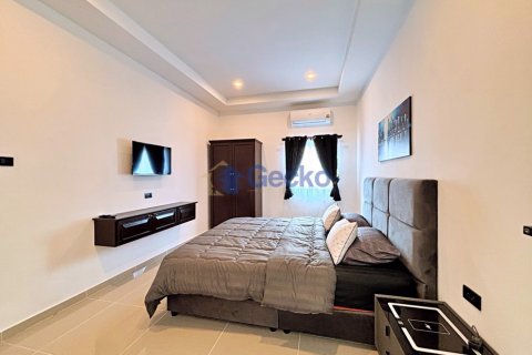 House in Pattaya, Thailand 6 bedrooms № 195938 - photo 11