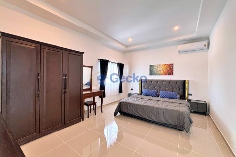 House in Pattaya, Thailand 6 bedrooms № 195938 - photo 25