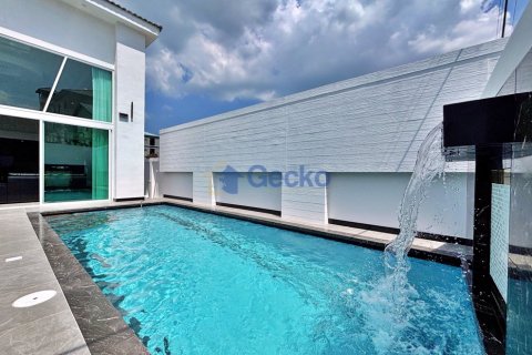 House in Pattaya, Thailand 6 bedrooms № 195938 - photo 2