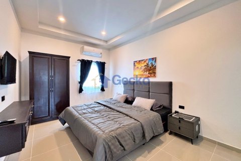 House in Pattaya, Thailand 6 bedrooms № 195938 - photo 16