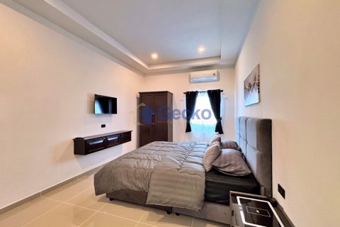 House in Pattaya, Thailand 6 bedrooms № 195938 - photo 20