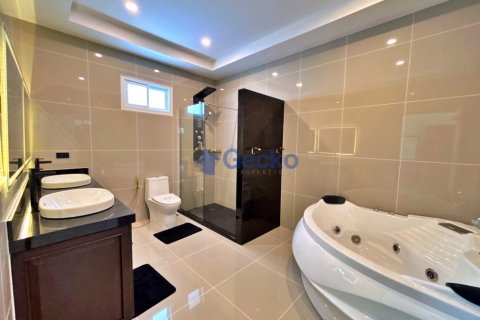 House in Pattaya, Thailand 6 bedrooms № 195938 - photo 30