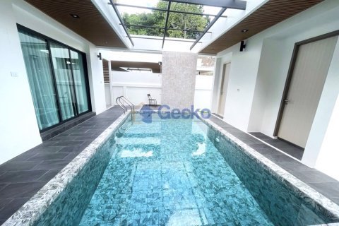House in Pattaya, Thailand 4 bedrooms № 195934