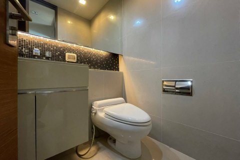 Condo in Bang Rak, Bangkok, Thailand, 2 bedrooms  № 141590 - photo 12