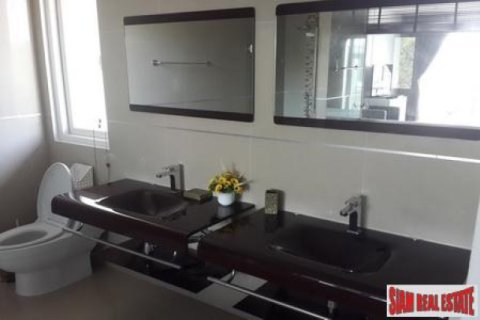 Villa on Jomtien Beach, Pattaya, Thailand 4 bedrooms № 202533 - photo 1