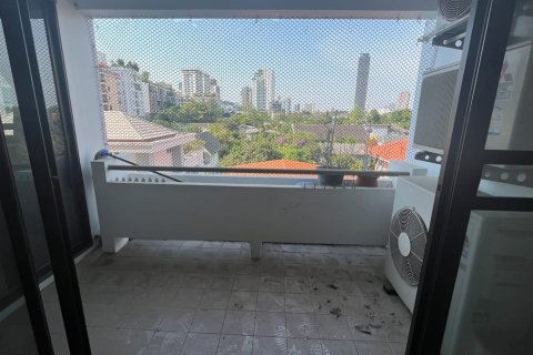 Condo in Watthana, Bangkok, Thailand, 2 bedrooms  № 200938 - photo 10
