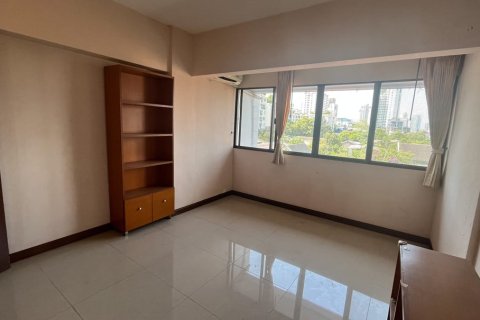 Condo in Watthana, Bangkok, Thailand, 2 bedrooms  № 200938 - photo 2