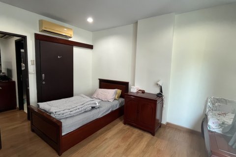 Condo in Khlong Toei, Bangkok, Thailand, 1 bedroom  № 200933 - photo 2