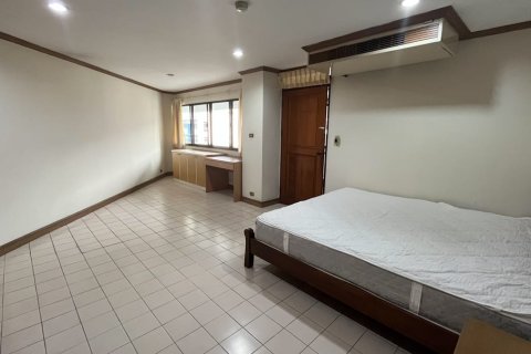 Condo in Watthana, Bangkok, Thailand, 2 bedrooms  № 200935 - photo 7