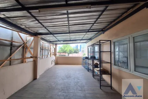 Commercial property in Bang Rak, Bangkok, Thailand № 214435 - photo 13