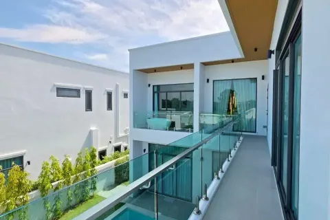Casa de 4 dormitorios en Pattaya, Tailandia № 210596 - foto 2