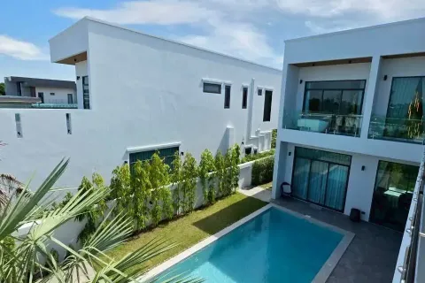 Casa de 4 dormitorios en Pattaya, Tailandia № 210596 - foto 3