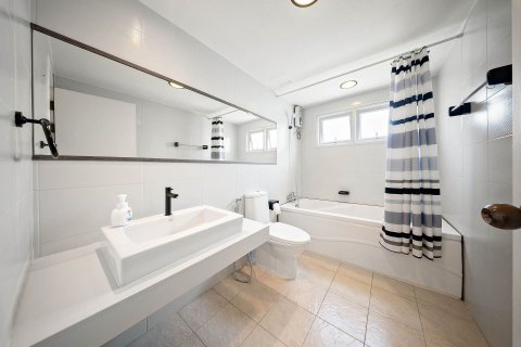 Condo in Watthana, Bangkok, Thailand, 3 bedrooms  № 138755 - photo 14