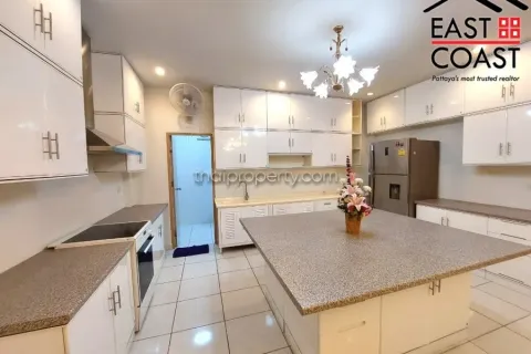 Casa de 4 dormitorios en Pattaya, Tailandia № 212252 - foto 5