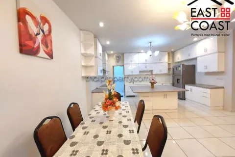 Casa de 4 dormitorios en Pattaya, Tailandia № 212252 - foto 8