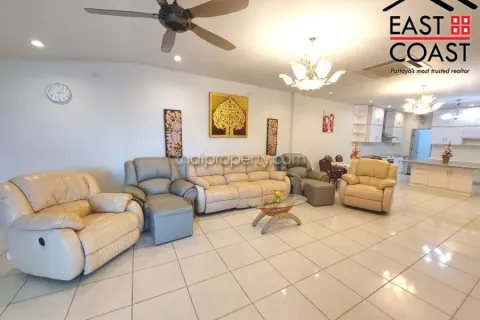 Casa de 4 dormitorios en Pattaya, Tailandia № 212252 - foto 4