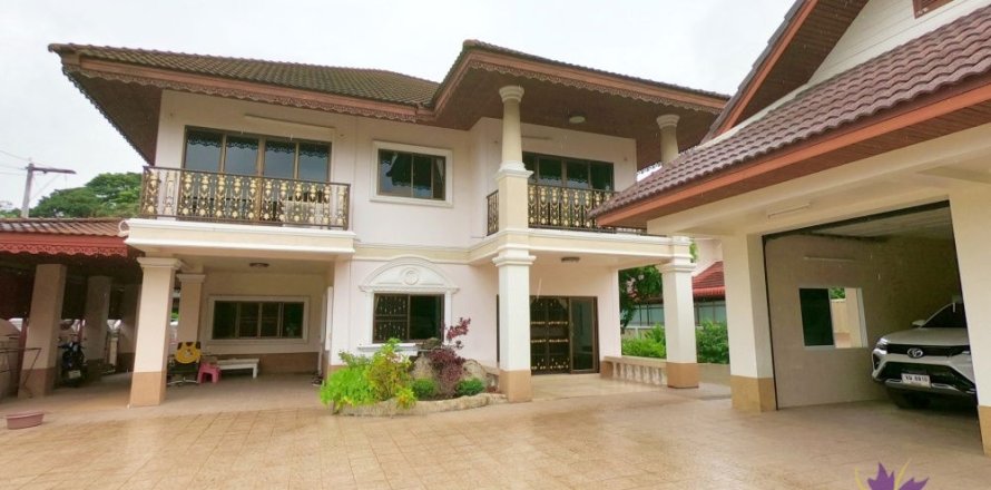 House in Chiang Mai, Thailand 5 bedrooms № 162624