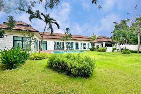 House in Pattaya, Thailand 4 bedrooms № 198358