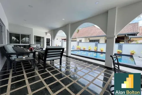Casa de 3 dormitorios en Pattaya, Tailandia № 211068 - foto 4
