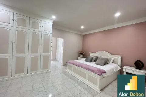 Casa de 3 dormitorios en Pattaya, Tailandia № 211068 - foto 15