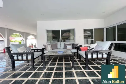 Casa de 3 dormitorios en Pattaya, Tailandia № 211068 - foto 3