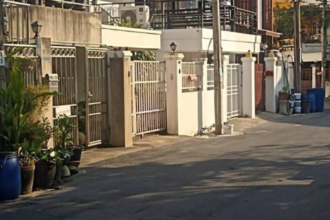 Duplex in Bang Kapi, Bangkok, Thailand 4 bedrooms № 161853 - photo 11