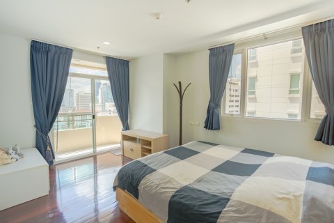 Condo in Bangkok, Thailand, 2 bedrooms  № 143679 - photo 12