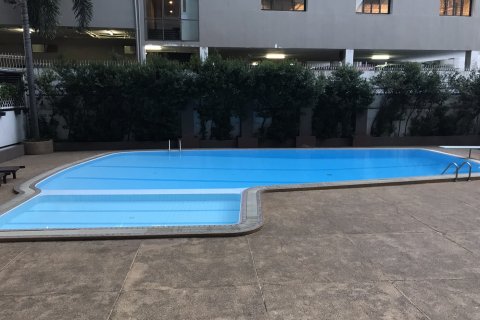 Condo in Bangkok, Thailand, 4 bedrooms  № 143676 - photo 14