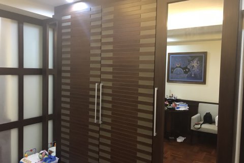 Condo in Bangkok, Thailand, 4 bedrooms  № 143676 - photo 3