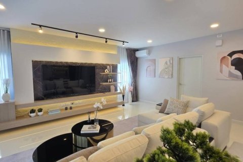 House in Samut Prakan, Thailand 4 bedrooms № 173009 - photo 3