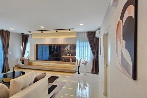 House in Samut Prakan, Thailand 4 bedrooms № 173009 - photo 7