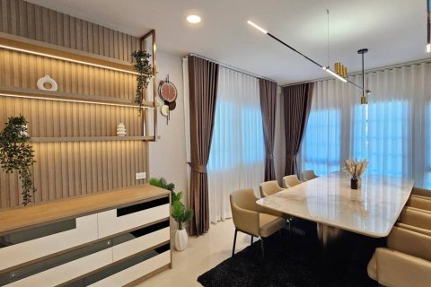 House in Samut Prakan, Thailand 4 bedrooms № 173009 - photo 5