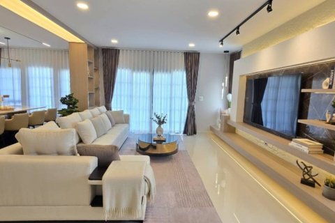 House in Samut Prakan, Thailand 4 bedrooms № 173009