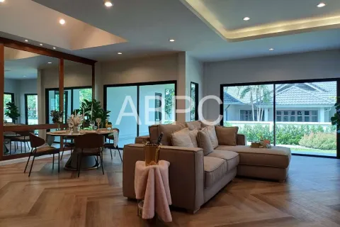 Casa de 4 dormitorios en Pattaya, Tailandia № 211504 - foto 4