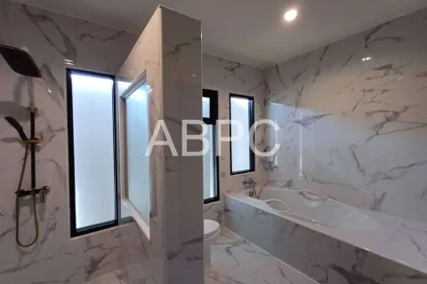 Casa de 4 dormitorios en Pattaya, Tailandia № 211504 - foto 7