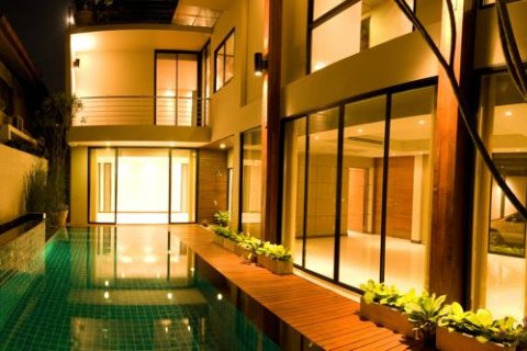 House in Bangkok, Thailand 4 bedrooms № 181205