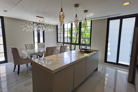 House in Bangkok, Thailand 4 bedrooms № 181203 - photo 5