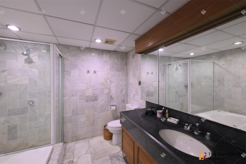 Condo in Bangkok, Thailand, 3 bedrooms № 186479 - photo 5