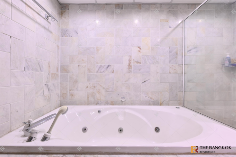 Condo in Bangkok, Thailand, 3 bedrooms № 186479 - photo 1