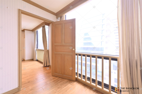 Condo in Bangkok, Thailand, 3 bedrooms № 186479 - photo 8