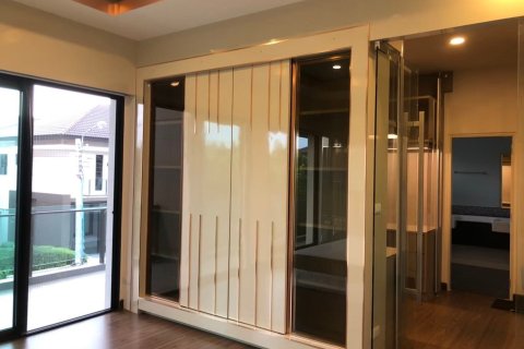 House in Bang Kaeo, Thailand 5 bedrooms № 173691 - photo 5