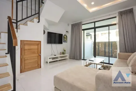 Adosado de 4 dormitorios en Huai Khwang, Bangkok, Tailandia № 214519