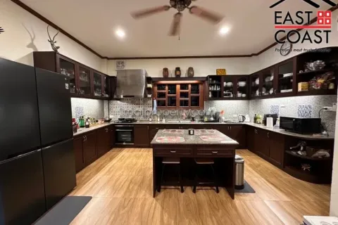 Casa de 5 dormitorios en Pattaya, Tailandia № 213416 - foto 14