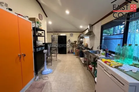 Casa de 5 dormitorios en Pattaya, Tailandia № 213416 - foto 16