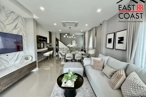 Casa de 4 dormitorios en Pattaya, Tailandia № 213411 - foto 3
