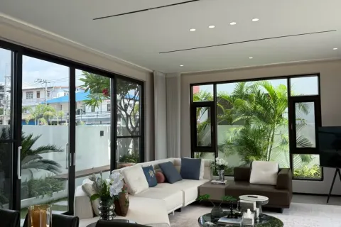 Casa de 4 dormitorios en Pattaya, Tailandia № 212211 - foto 3