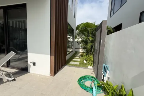 Casa de 4 dormitorios en Pattaya, Tailandia № 212211 - foto 6