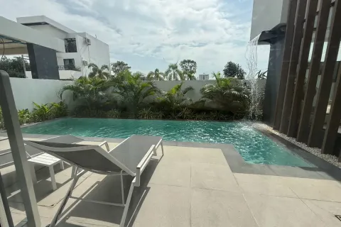 Casa de 4 dormitorios en Pattaya, Tailandia № 212211 - foto 2